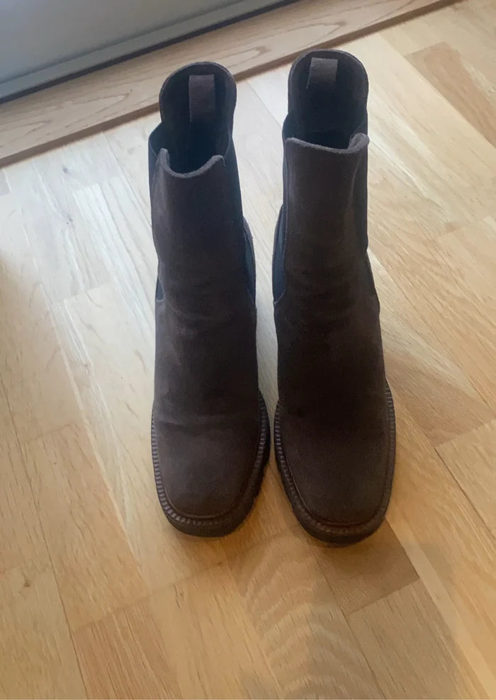 Apair-boots