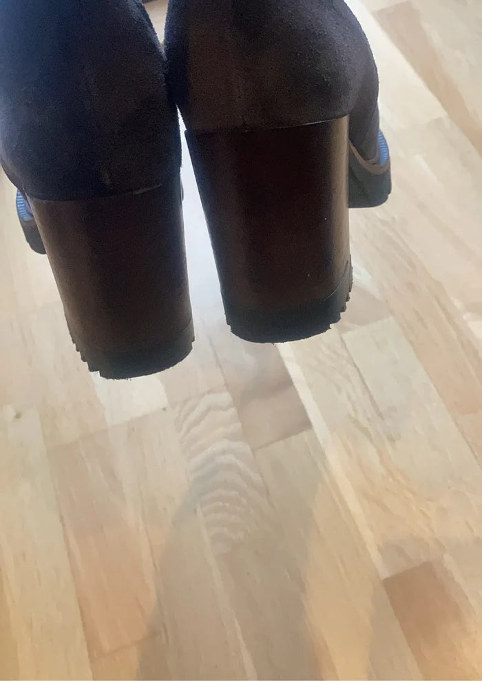 Apair-boots