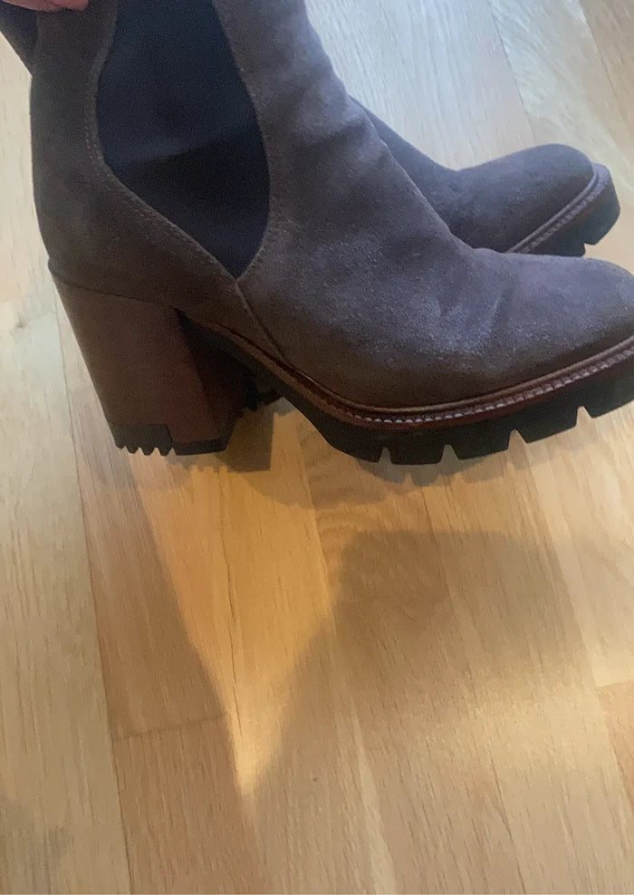 Apair-boots