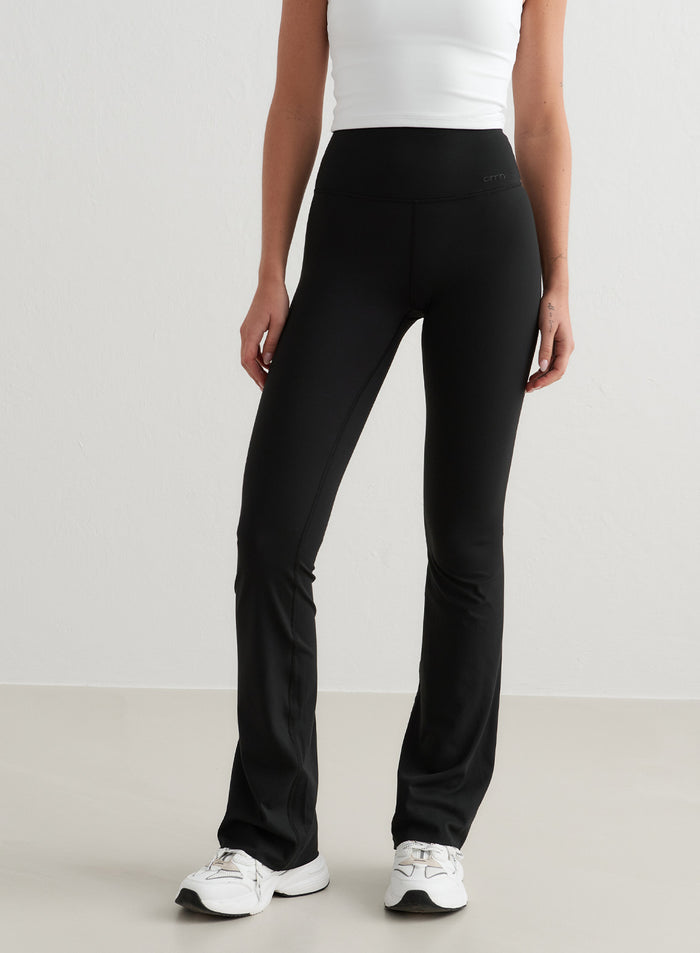 Mustat korkeavyötäröiset aim'n Sense Flare Tights -trikoot levenevillä lahkeilla ja squat proof -ominaisuudella.