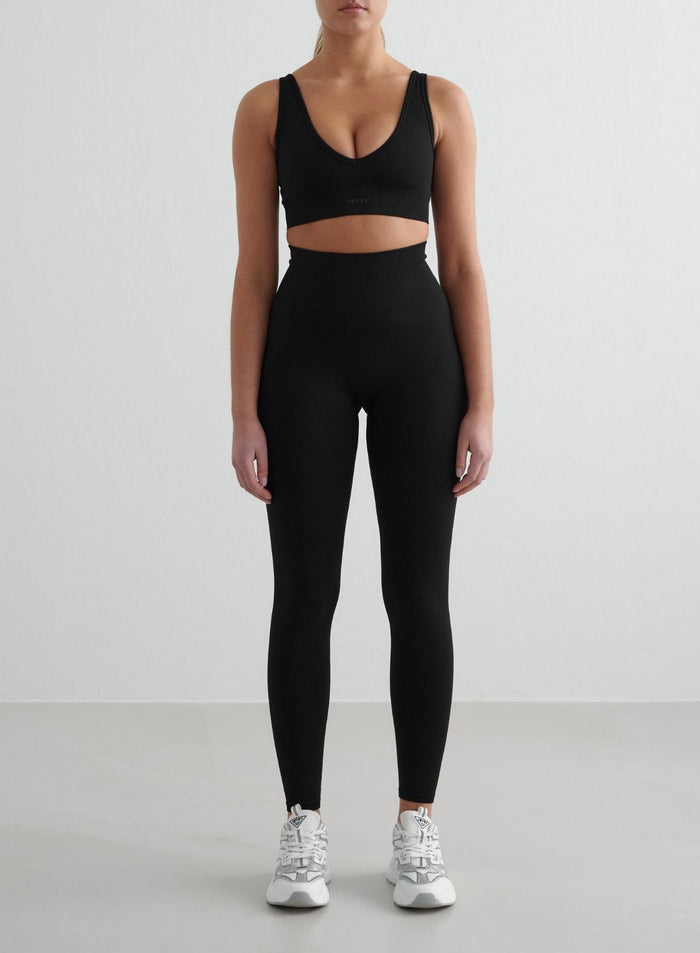 Nainen edestäpäin yllään mustat aim'n Shape Seamless Tights -trikoot [S - 175 cm]