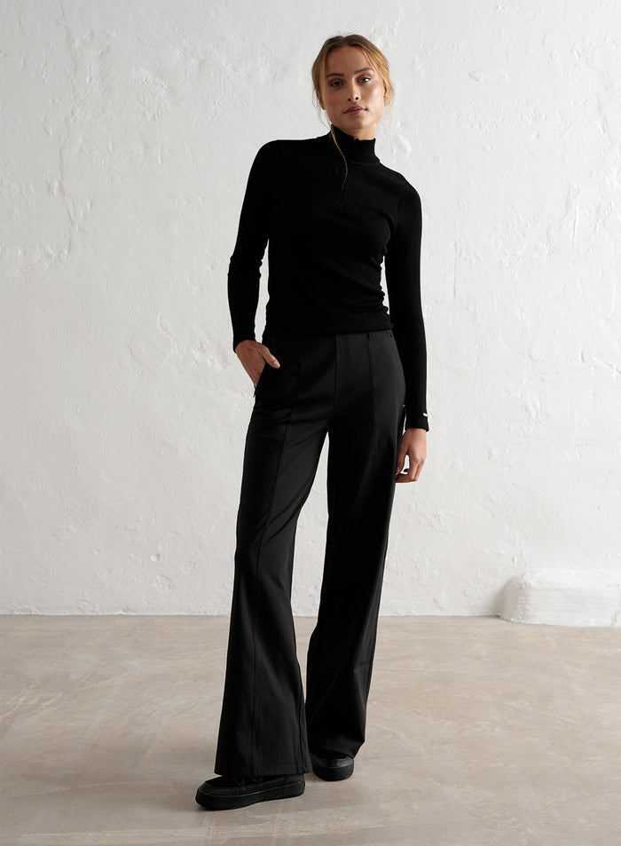 [The model wears size S and is 177 cm.]