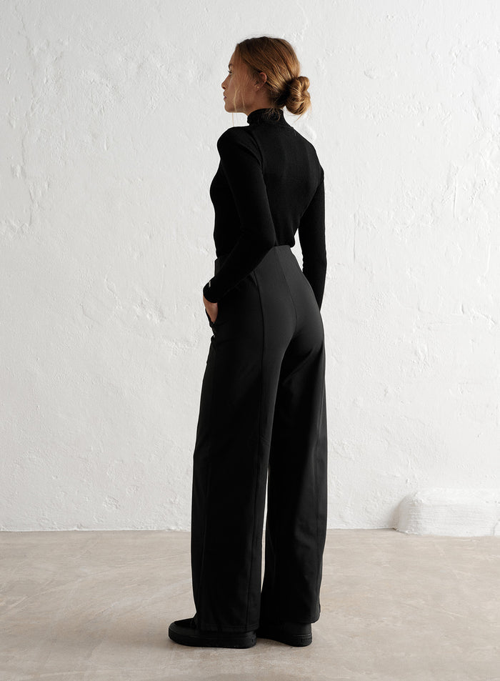 [The model wears size S and is 177 cm.]