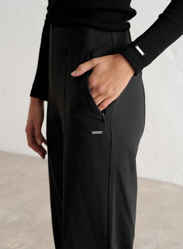 [The model wears size S and is 177 cm.]