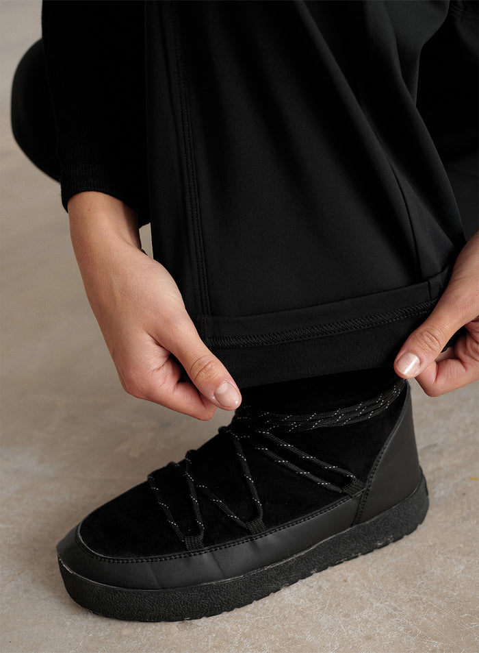 [The model wears size S and is 177 cm.]