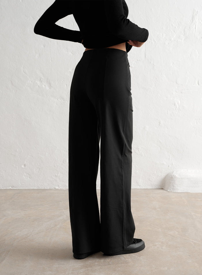 [The model wears size S and is 177 cm.]