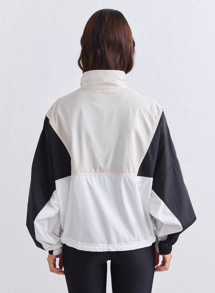 Takaapäin kuvattu rento aim'n Café Au Lait Balance Blocked Windstopper Jacket [S-165cm]