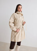 Malli yllään aim'n Café Au Lait Rain Jacket, jossa on solmittu vyötärövyö ja huppu [M-174cm]