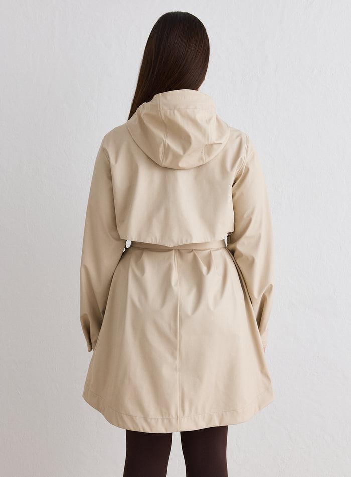 Takaapäin otettu kuva aim'n Café Au Lait Rain Jacket -sadetakista [M-174cm]