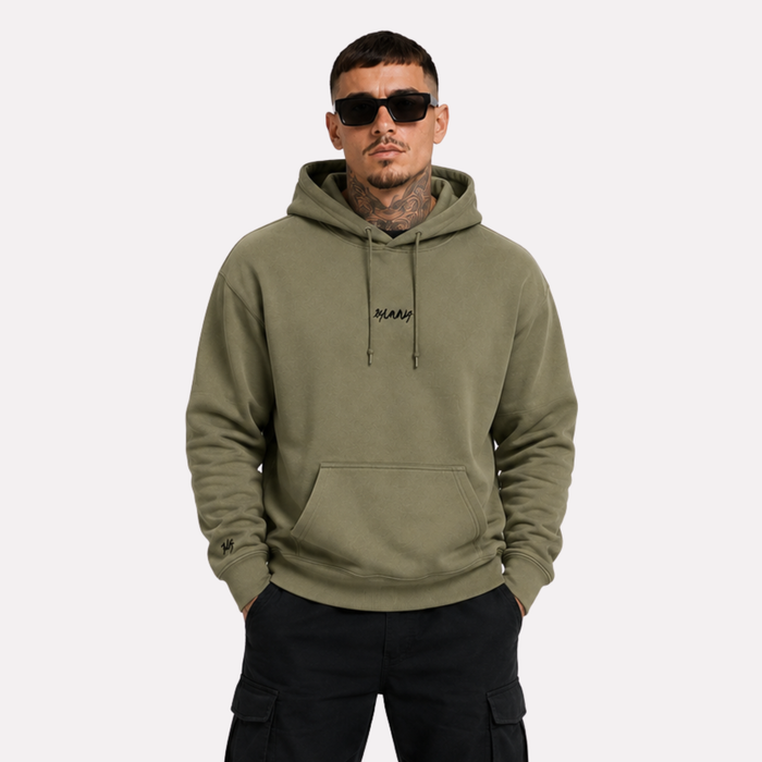 1HUNNA Casual Heavyweight Hoodie in military green – gedragen voorkant