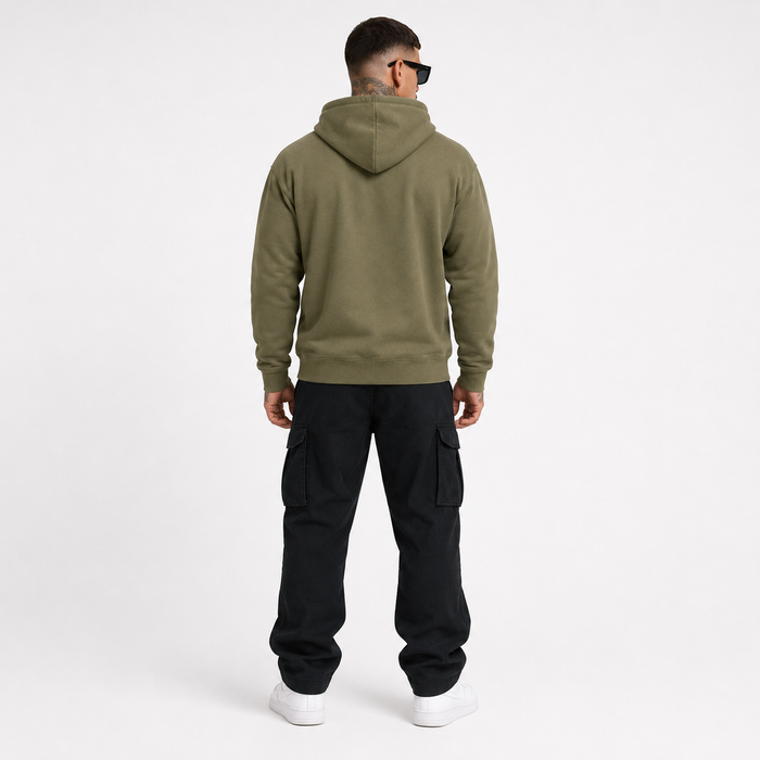 1HUNNA Casual Heavyweight Hoodie in military green – gedragen achterkant
