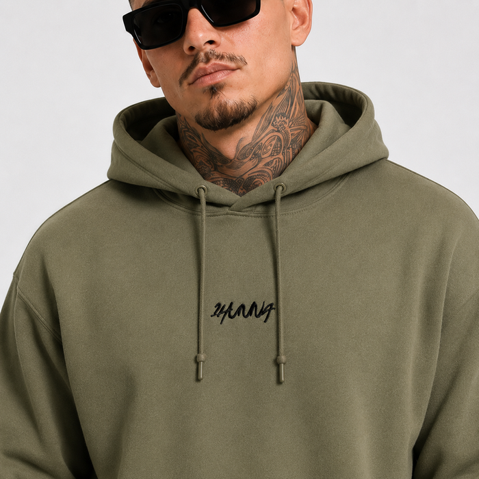 1HUNNA Casual Heavyweight Hoodie in military green – detail borstlogo