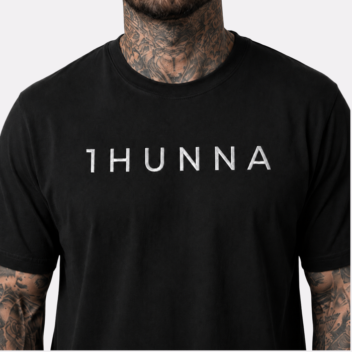 1HUNNA Casual Heavyweight T-shirt in zwart – gedragen achterkant