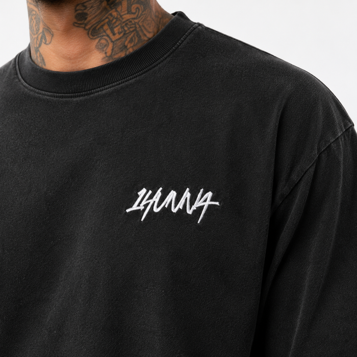 1HUNNA Casual Heavyweight T-shirt in vintage zwart – detail borstlogo
