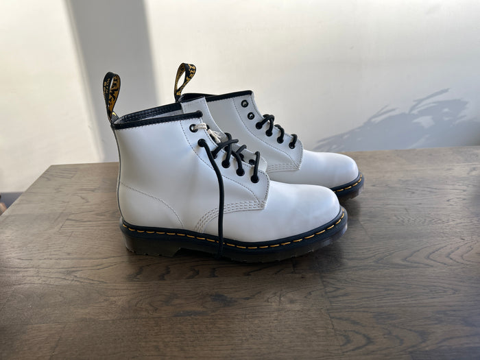 Dr. Martens 101 Ys White-skinnkängor NWOT