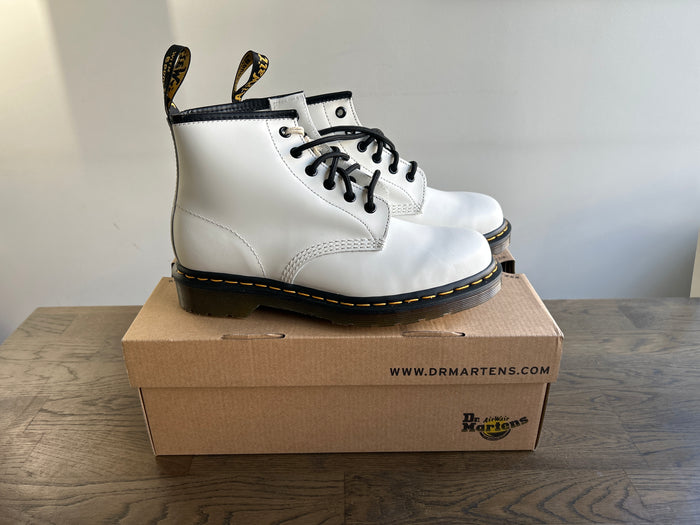 Dr. Martens 101 Ys White-skinnkängor NWOT