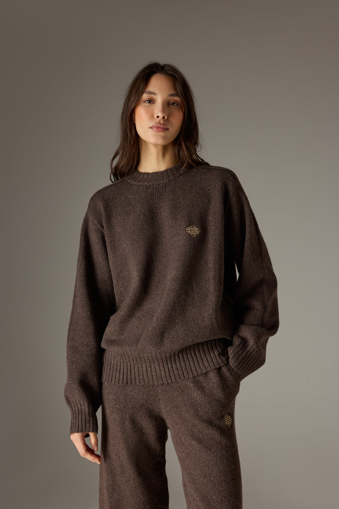 FLUFFY KNIT EMBLEM EMBROIDERED CREW - BROWN