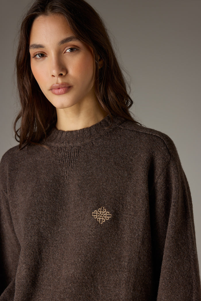 FLUFFY KNIT EMBLEM EMBROIDERED CREW - BROWN