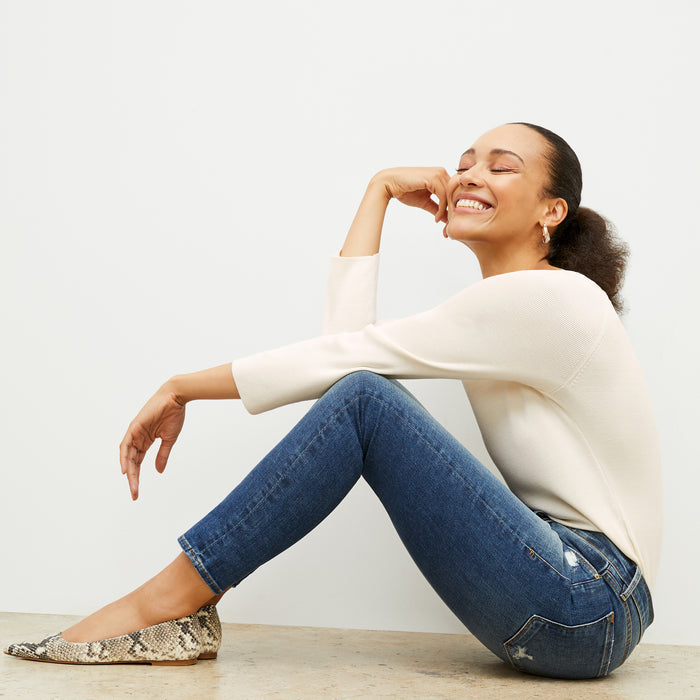 Side image of a woman wearing the FRAME Denim Le Garcon Jean in Azure
