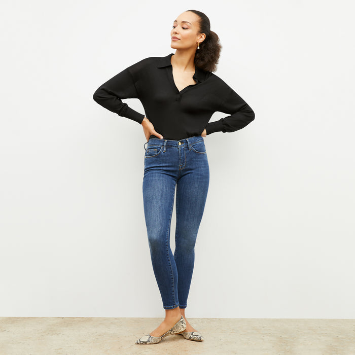 Front image of a woman wearing the FRAME Denim Le Skinny De Jeanne in Dublin