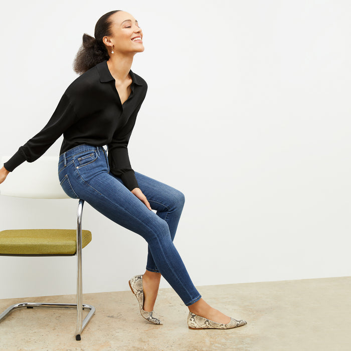 Side image of a woman wearing the FRAME Denim Le Skinny De Jeanne in Dublin