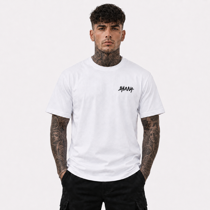 1HUNNA Gallery 005 Queen of Curses T-shirt in wit – gedragen voorkant