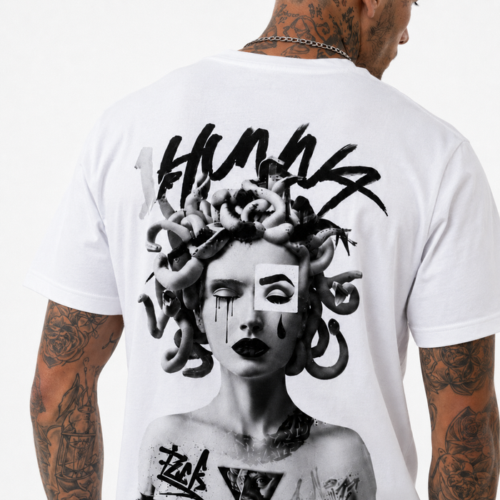 1HUNNA Gallery 005 Queen of Curses T-shirt in wit – detail rugprint