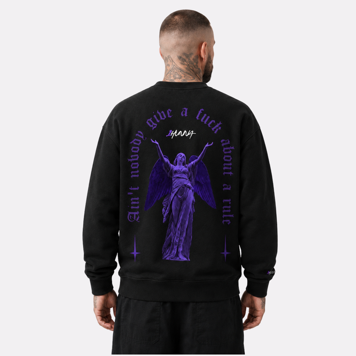 1HUNNA Gallery Give No F#ck Sweater in zwart – gedragen achterkant