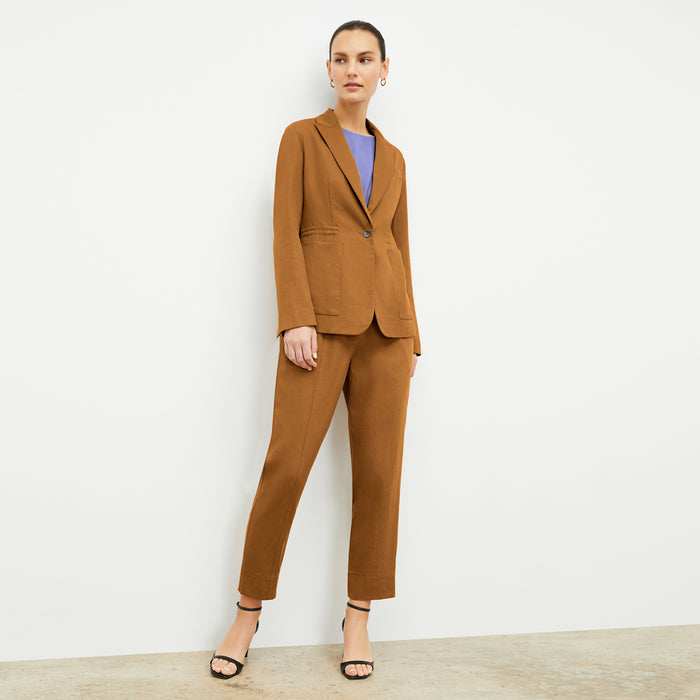 Front image of a woman wearing the Hyo Jacket in Acorn | Lead