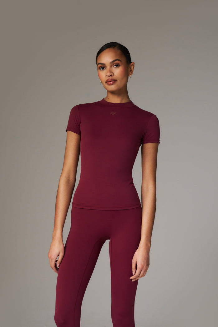 SCULPTING STRETCH EMBLEM BABY TEE - BURGUNDY