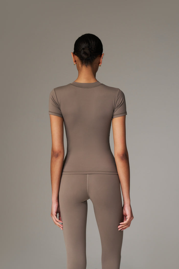 SCULPTING STRETCH EMBLEM BABY TEE - COCOA