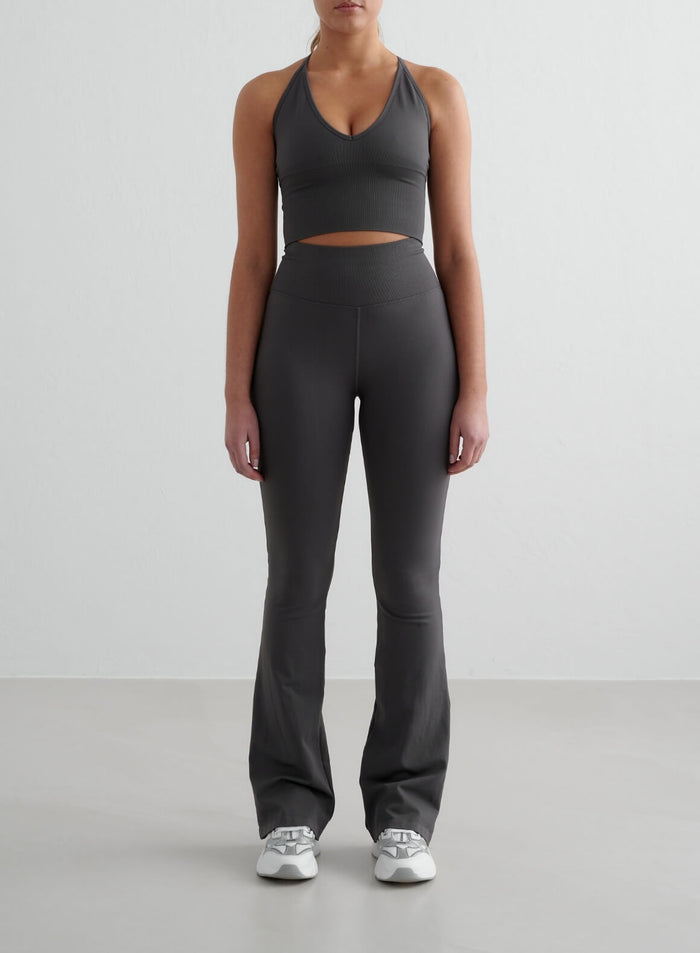 Korkeavyötäröiset tummanharmaat aim'n Shape Seamless Flare Tights -trikoot tarjoavat mukavan second skin -tuntuman.