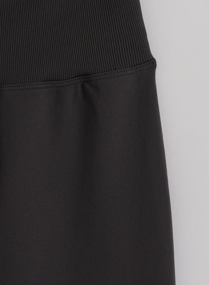 Korkea ribbed-vyötärö aim'n Shadow Grey Shape Seamless Flare Tights -trikoista flat lay -lähikuvassa.
