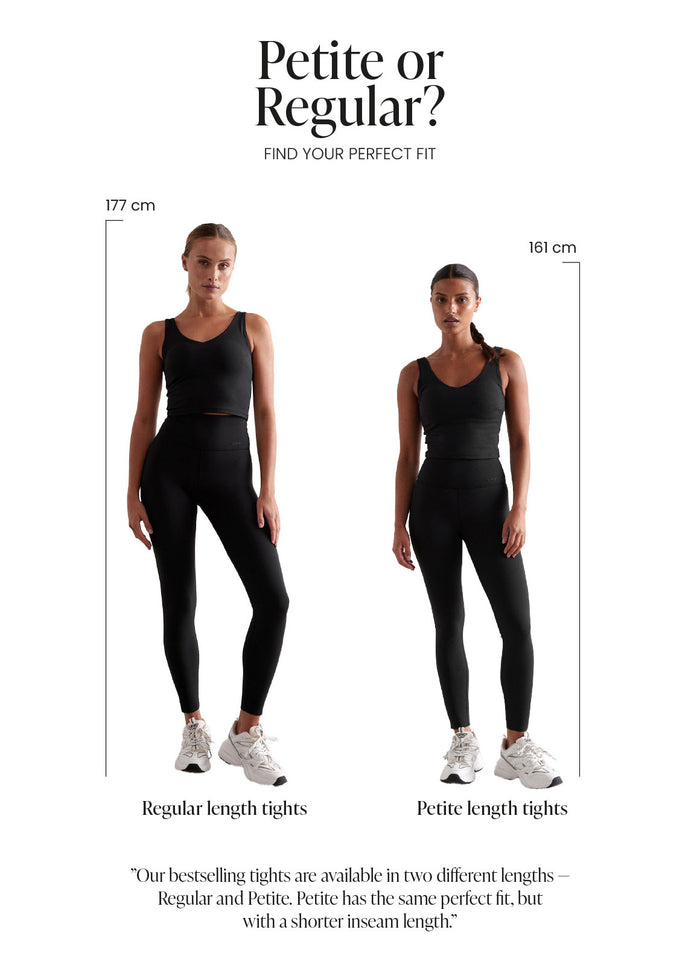 Kaksi mallia vertailee mustien aim'n Shape Seamless Tights -trikoiden istuvuutta Regular- ja Petite-pituuksissa.