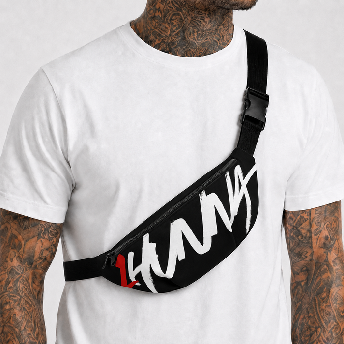 1HUNNA Signature 001 Bum Bag in zwart – detail gedragen