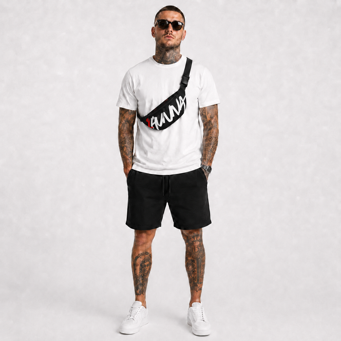 1HUNNA Signature 001 Bum Bag in zwart – gedragen voorkant