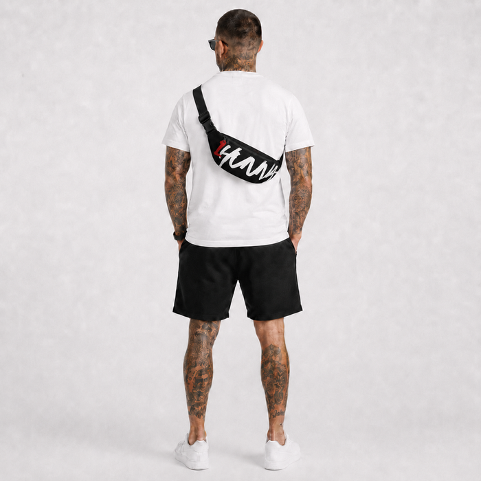 1HUNNA Signature 001 Bum Bag in zwart – gedragen achterkant