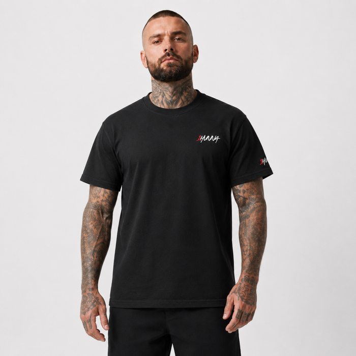 1HUNNA Signature 001 T-shirt in zwart – gedragen voorkant