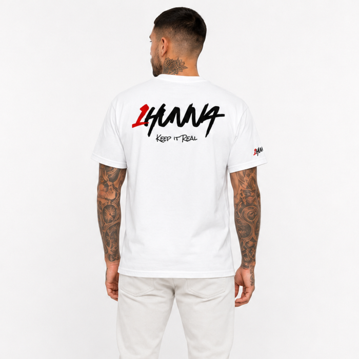1HUNNA Signature 002 T-shirt in wit – gedragen achterkant