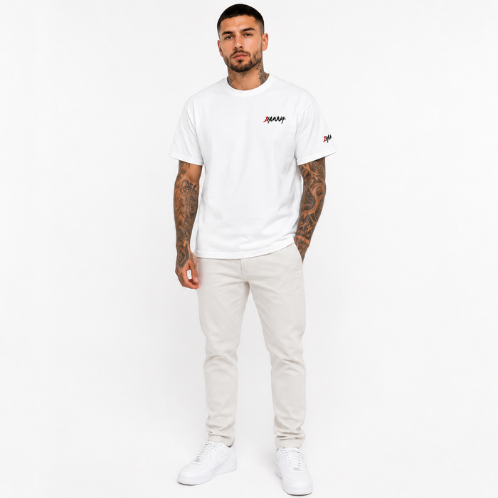 1HUNNA Signature 002 T-shirt in wit – gedragen voorkant