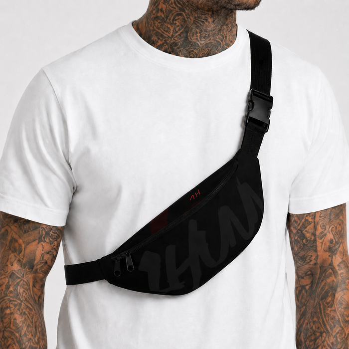 Zwarte 1HUNNA Signature Ghost Bum Bag gedragen als crossbodytas