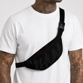 Zwarte 1HUNNA Signature Ghost Bum Bag gedragen als crossbodytas