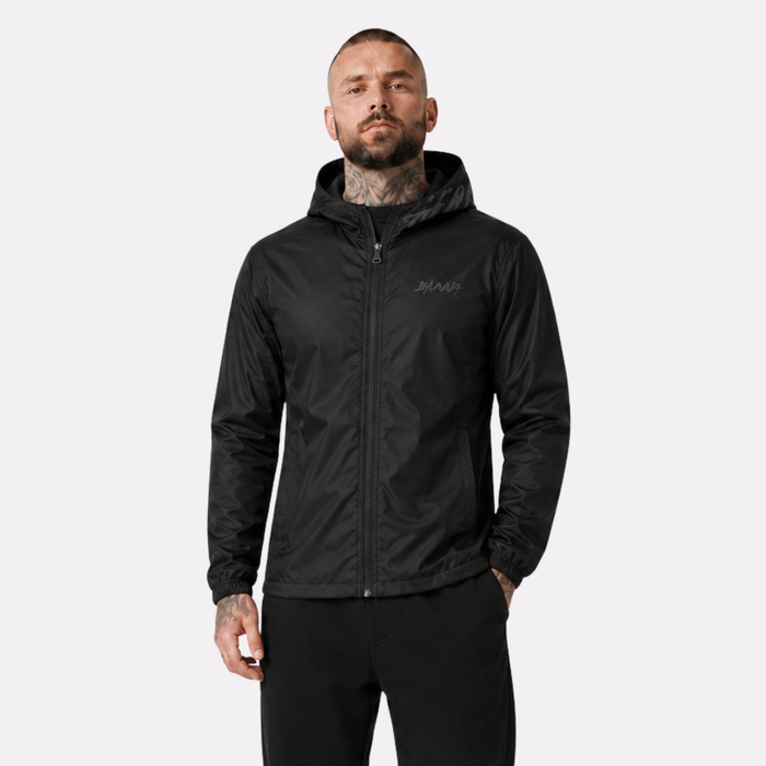 Man draagt de zwarte 1HUNNA Ghost Windbreaker – vooraanzicht