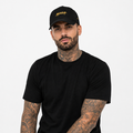 1HUNNA Signature Keep It Real Cap in zwart en goud – gedragen