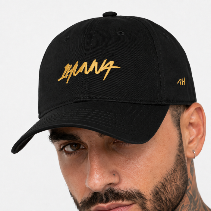 1HUNNA Signature Keep It Real Cap in zwart en goud – voorkant