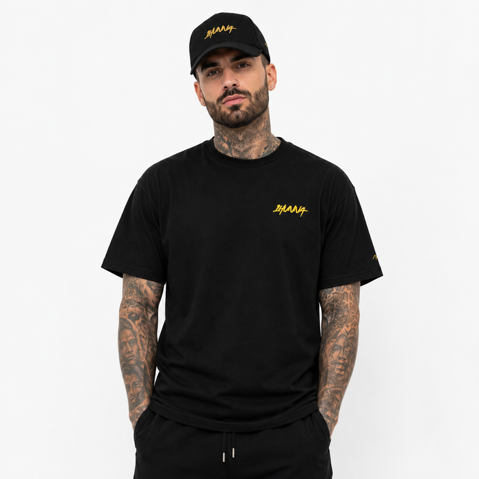 1HUNNA Signature Real One T-shirt in zwart en goud – gedragen voorkant