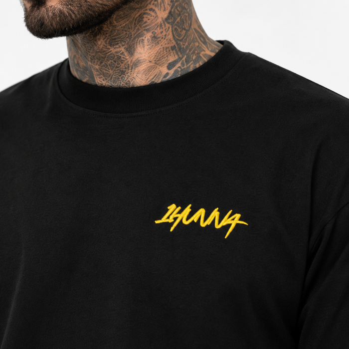 1HUNNA Signature Real One T-shirt in zwart en goud – detail borstlogo