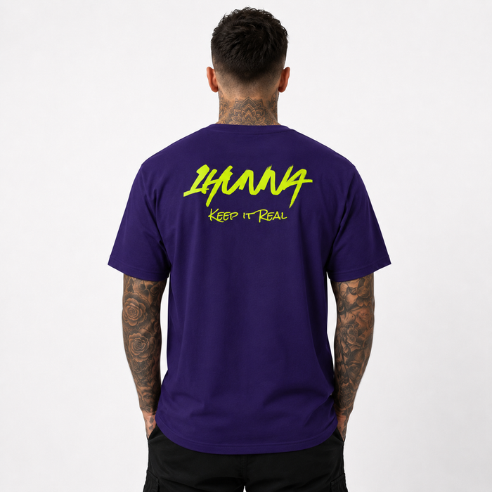 1HUNNA Signature T-shirt in paars en neongeel – gedragen achterkant