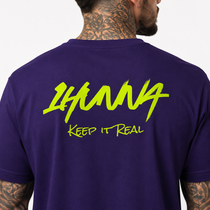 1HUNNA Signature T-shirt in paars en neongeel – detail ruglogo