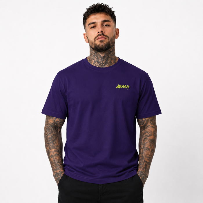 1HUNNA Signature T-shirt in paars en neongeel – gedragen voorkant